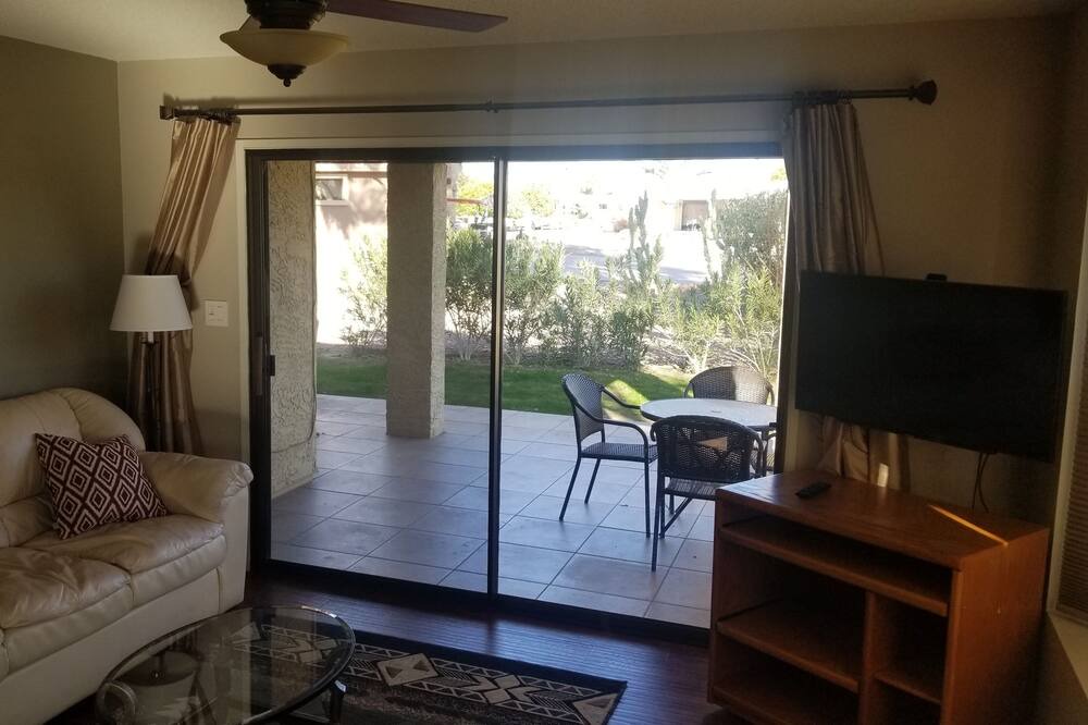 Photo of Livingroom in Fountain of the Sun