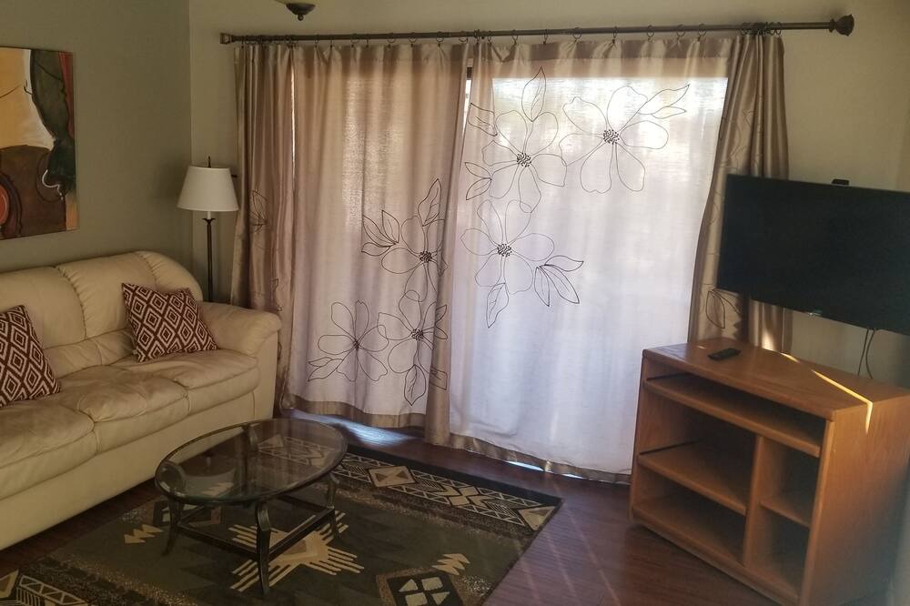 Photo of Livingroom in Fountain of the Sun