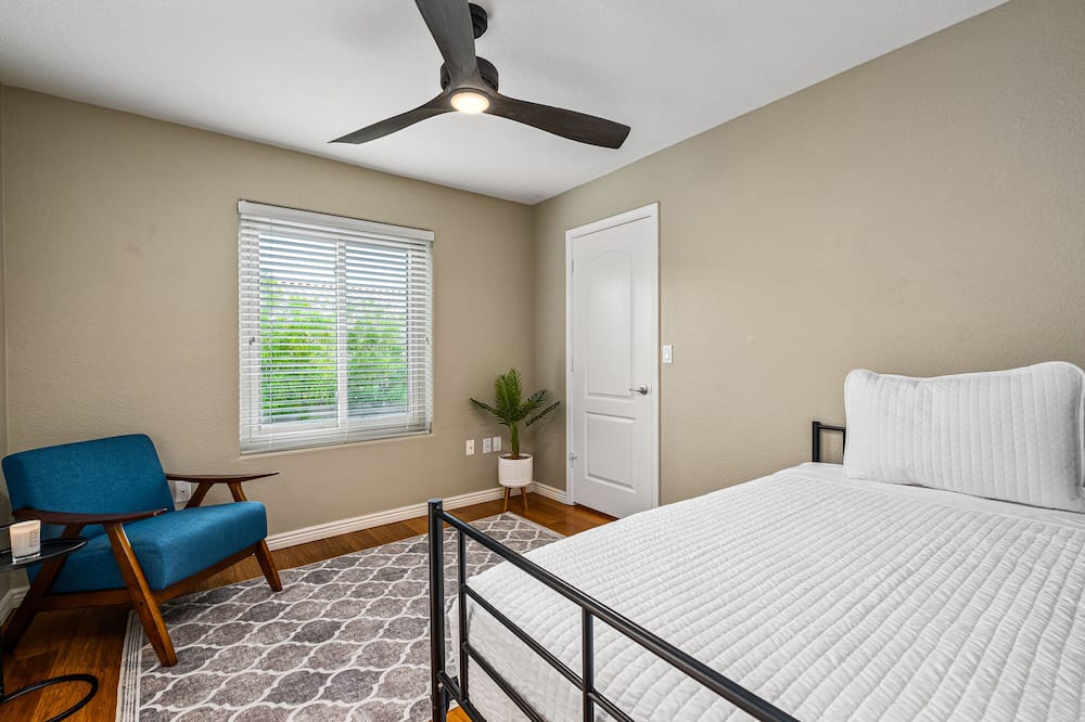 Photo of Bedroom in Paradise Valley Village