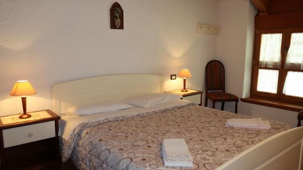 Photo of Bedroom in Calceranica al Lago