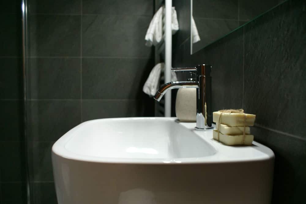 Photo of Bathroom in Cavedine