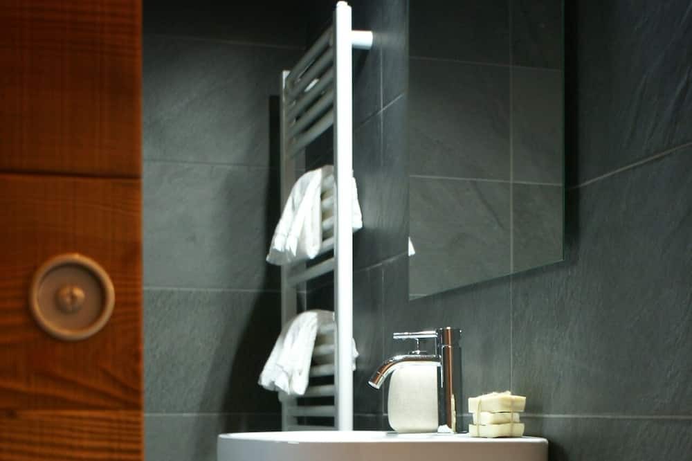 Photo of Bathroom in Cavedine