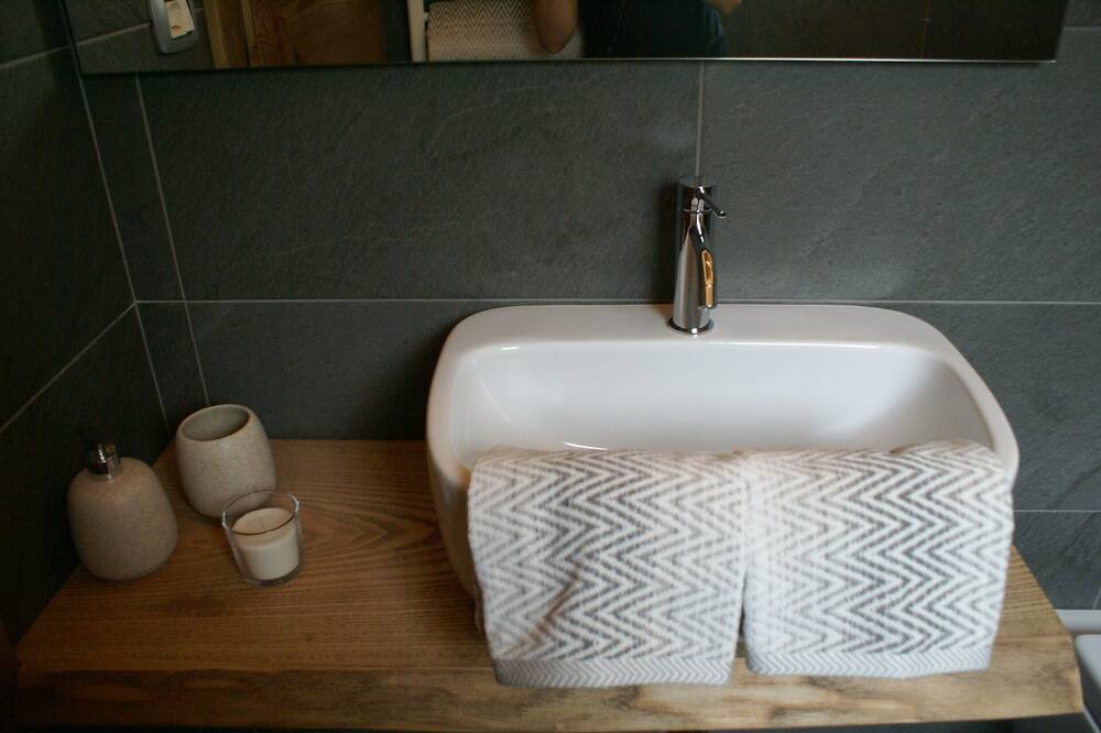 Photo of Bathroom in Cavedine