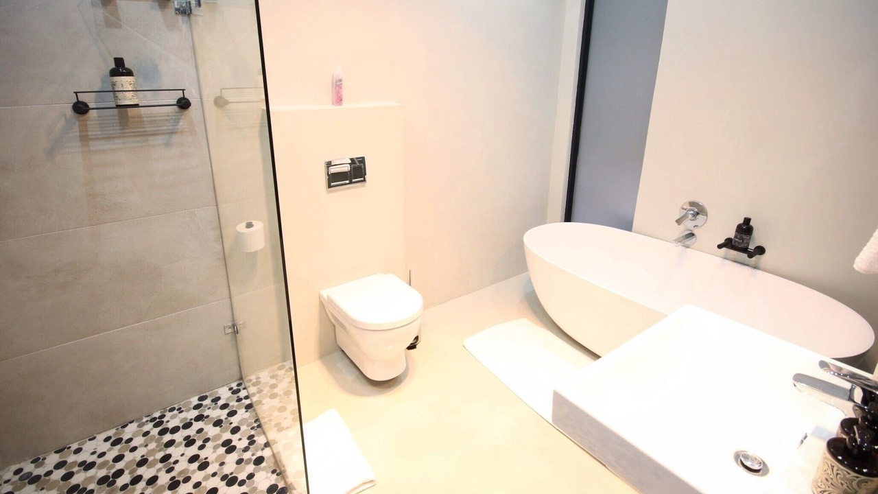Photo of Bathroom in Curry's Post