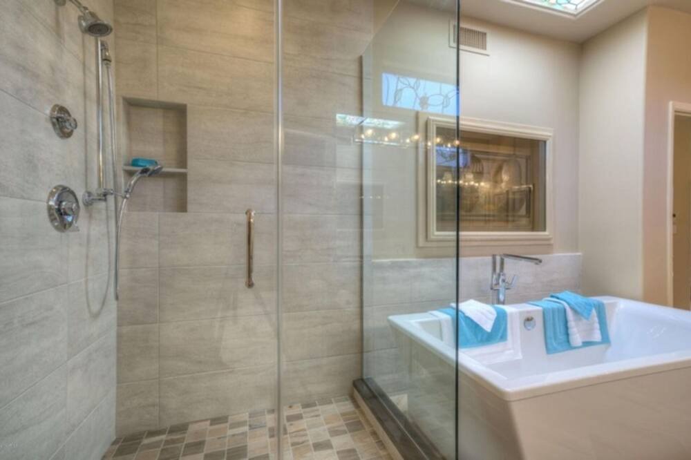 Photo of Bathroom in Fifth Green