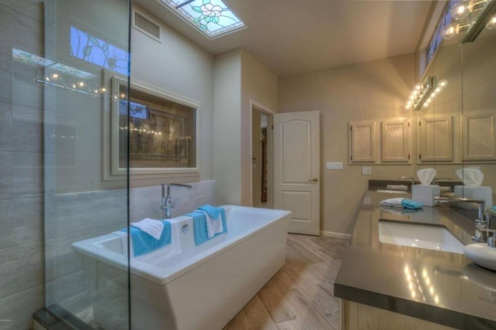 Photo of Bathroom in Fifth Green