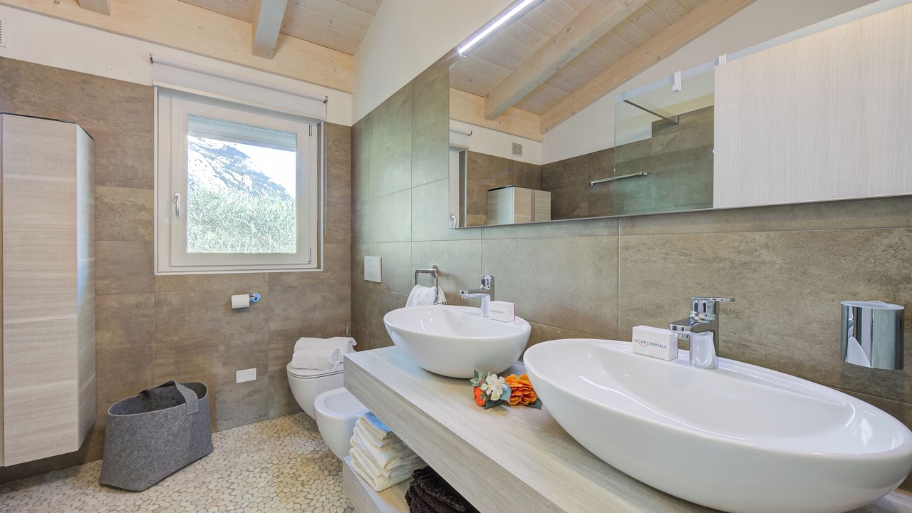 Photo of Bathroom in Dro
