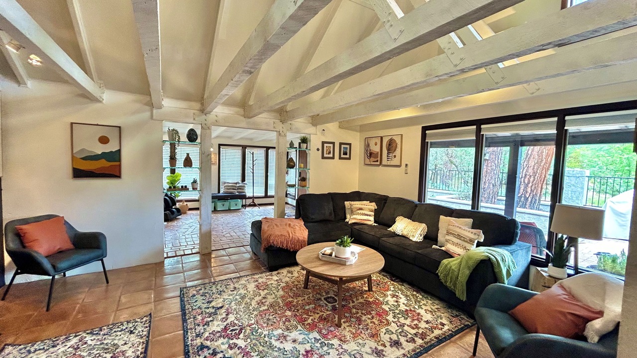 Photo of Livingroom in Oak Knoll Village