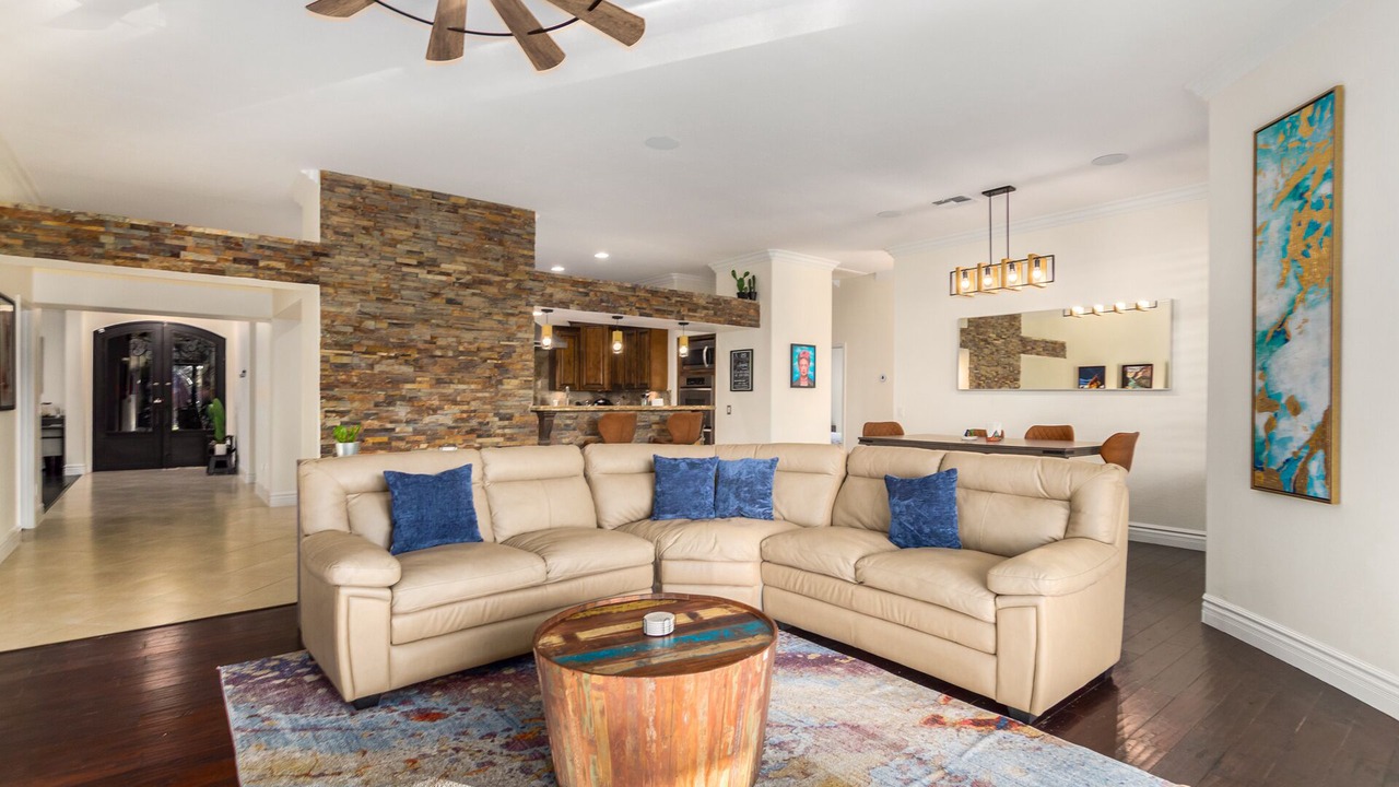 Photo of Livingroom in South Mountain