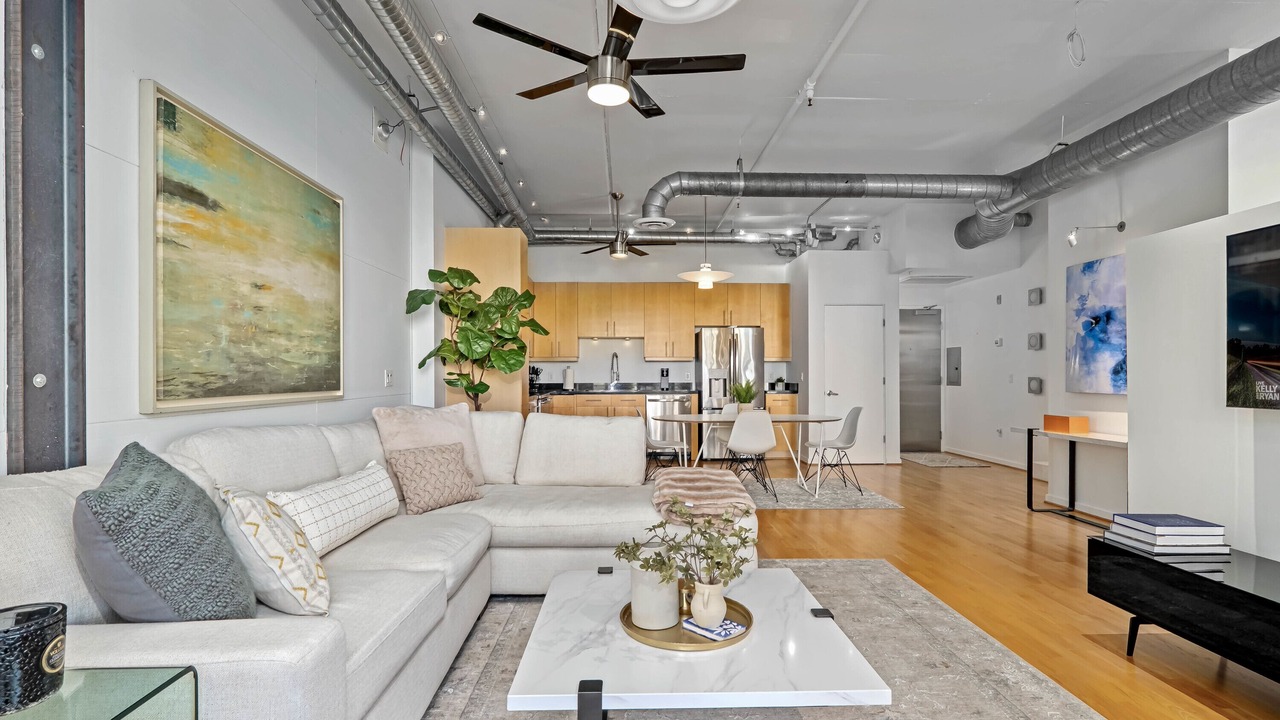 Photo of Livingroom in Entertainment District