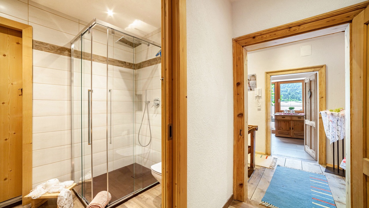 Photo of Bathroom in Plaus