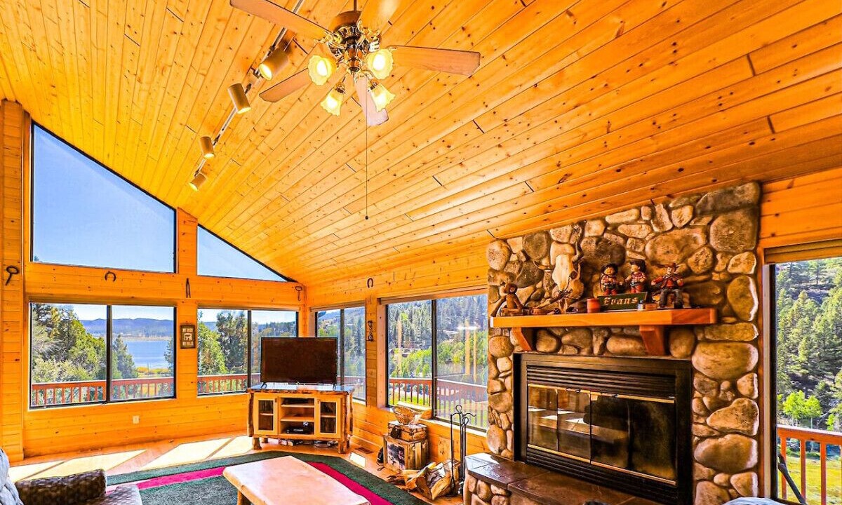 Photo of Livingroom in Mammoth Creek