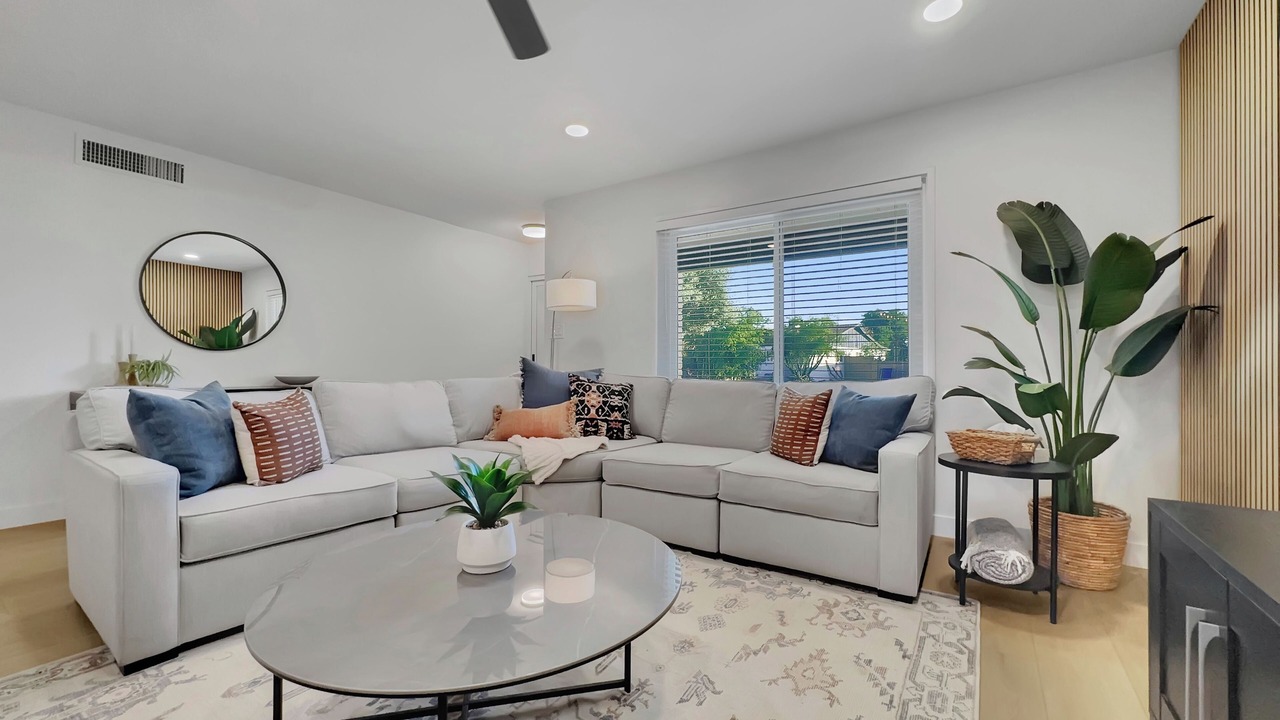 Photo of Livingroom in Shalimar