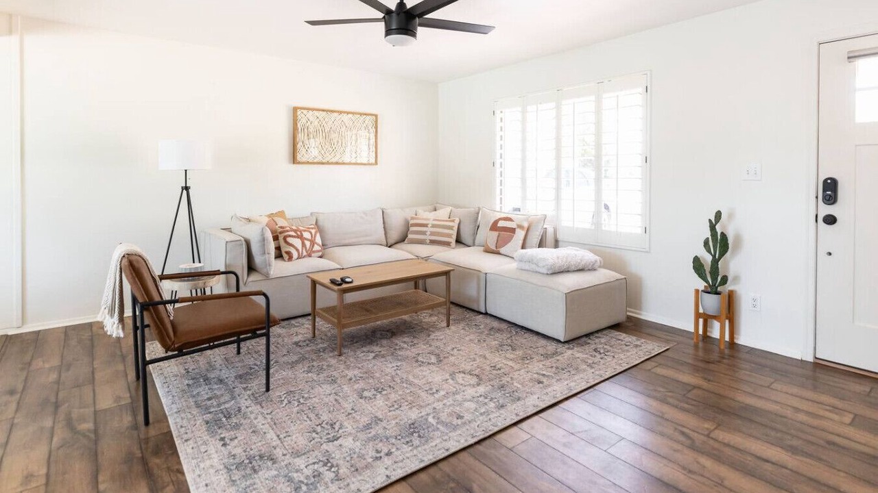 Photo of Livingroom in Paradise Plaza