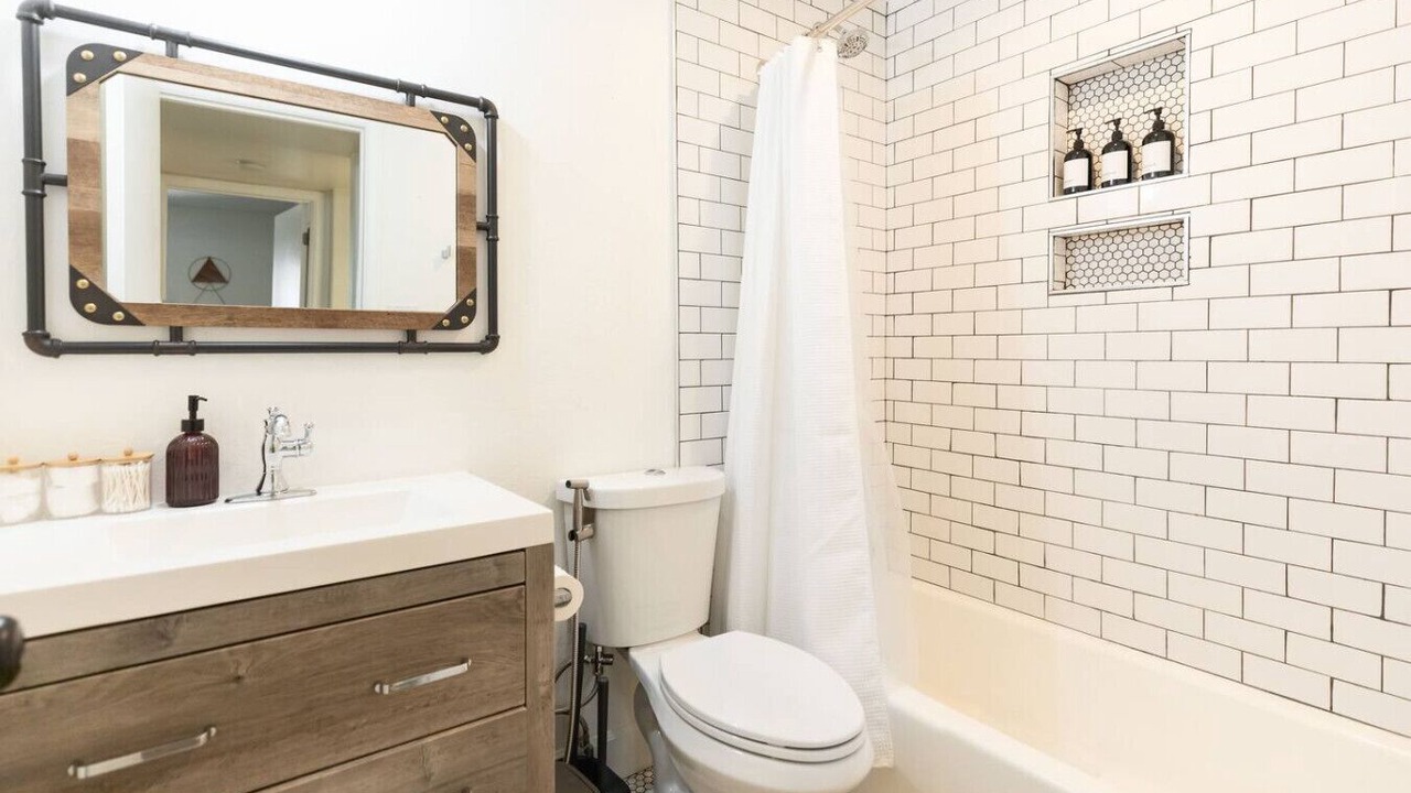 Photo of Bathroom in Paradise Plaza
