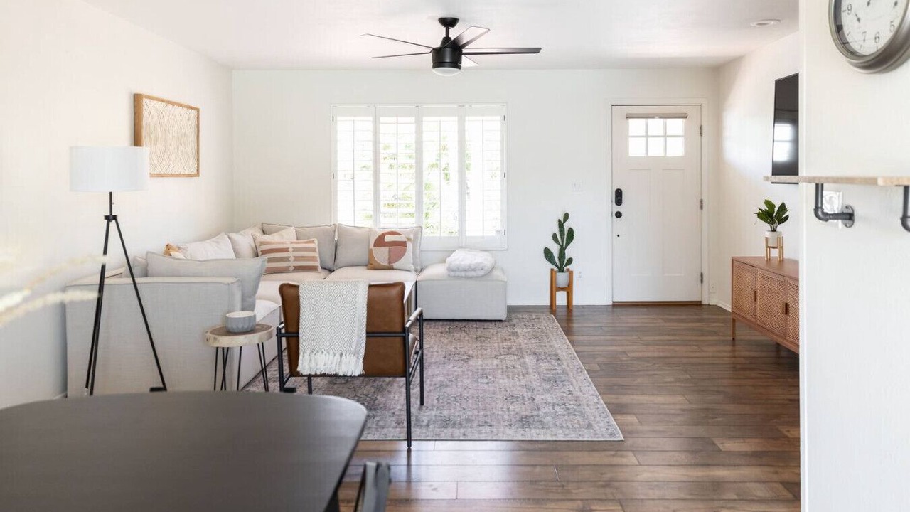 Photo of Livingroom in Paradise Plaza