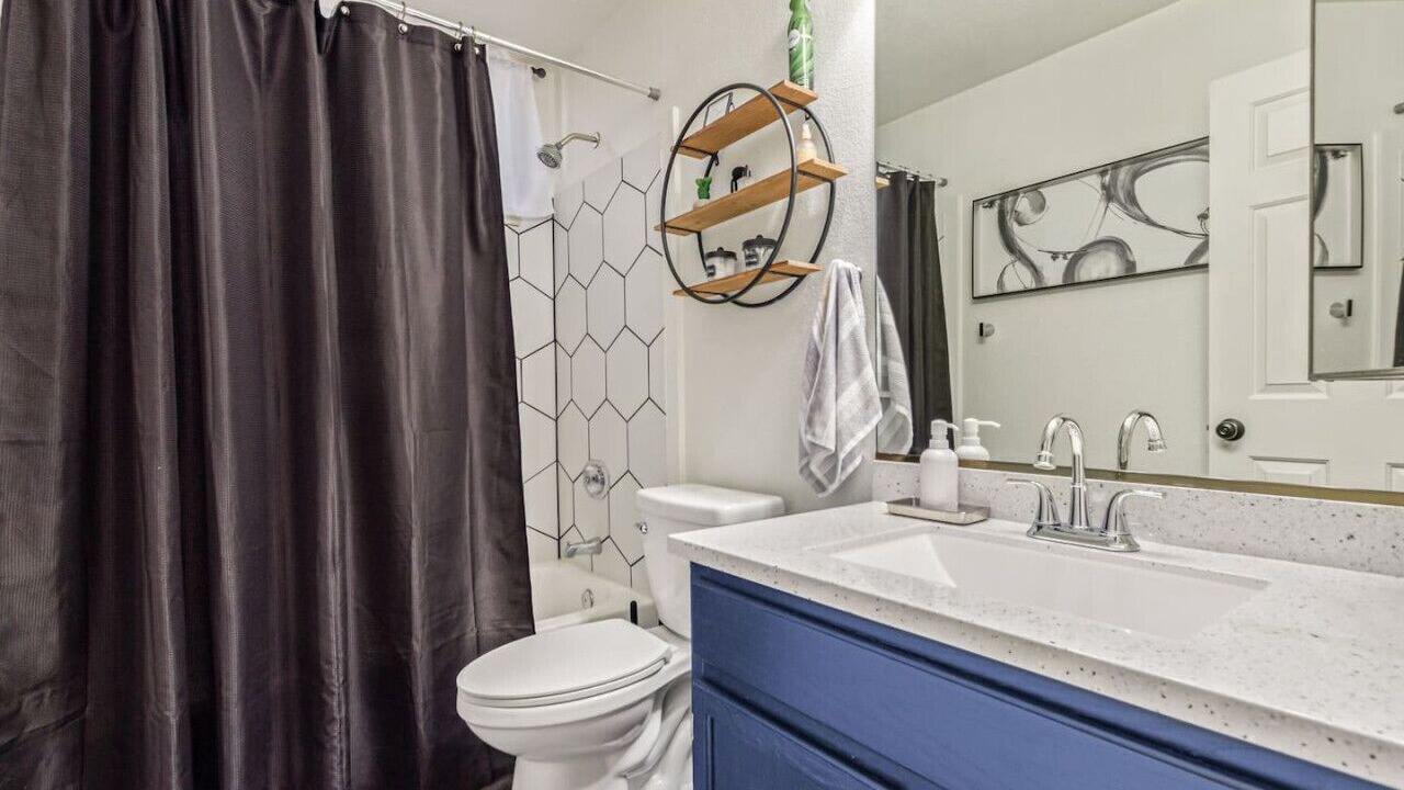 Photo of Bathroom in Garden Lakes Landing