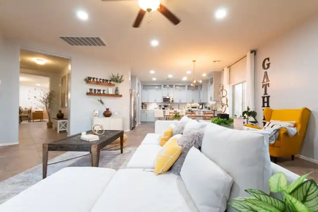 Photo of Livingroom in Laveen Village