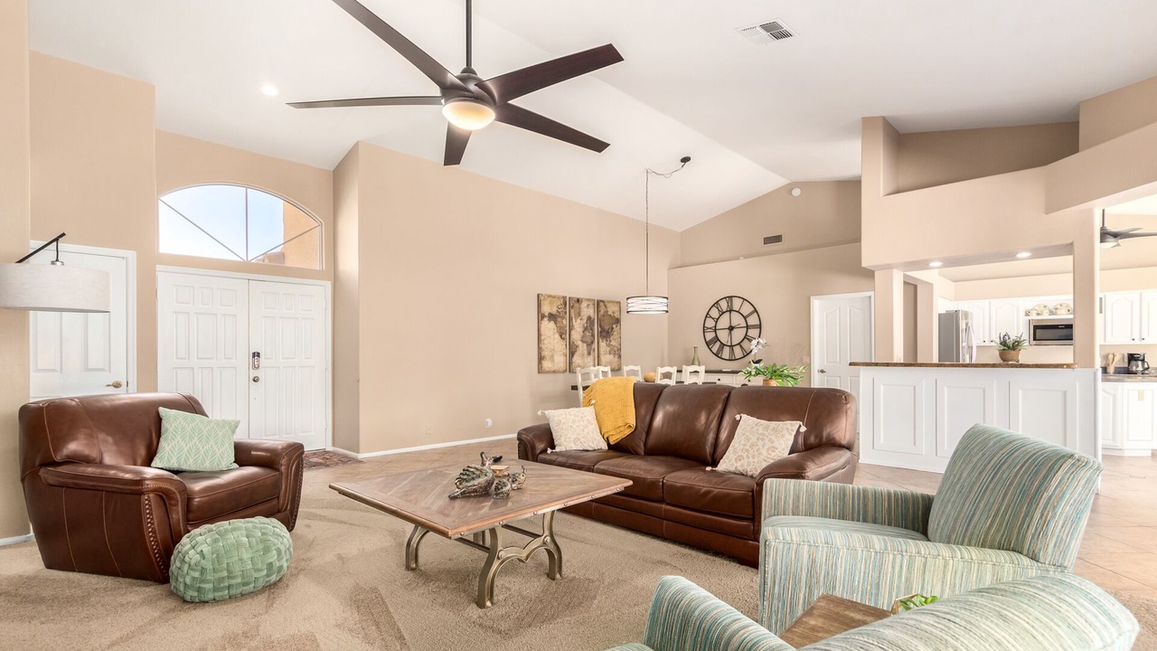 Photo of Livingroom in Foothills Club West