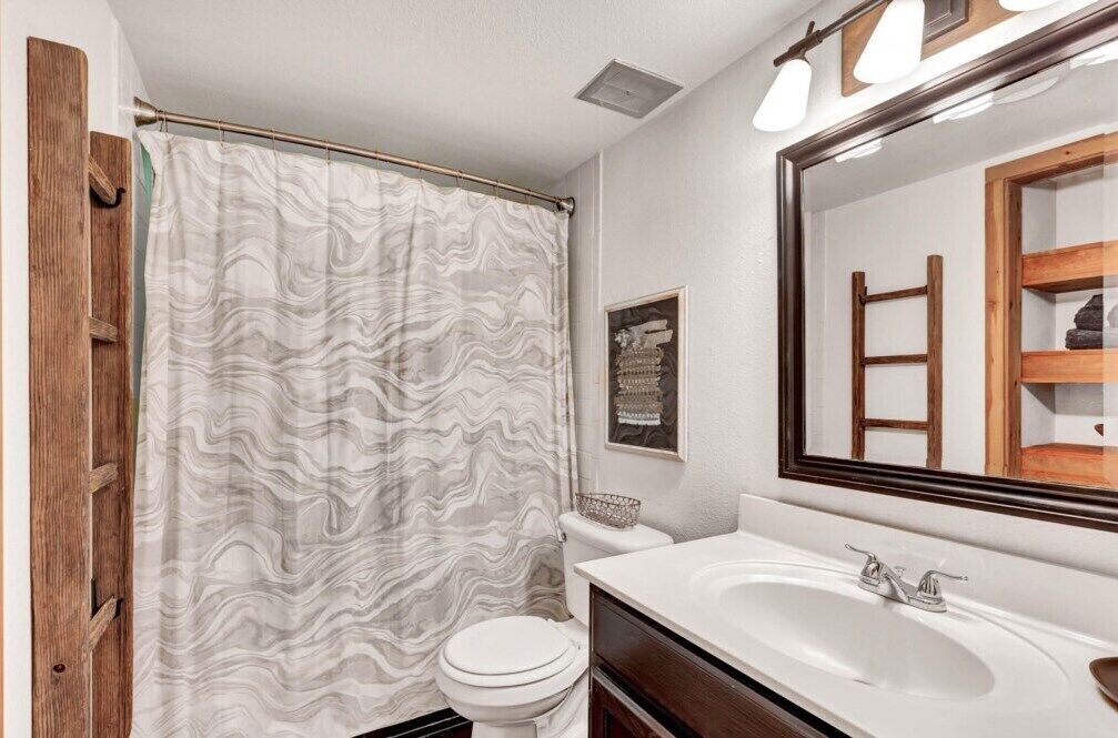Photo of Bathroom in Entertainment District