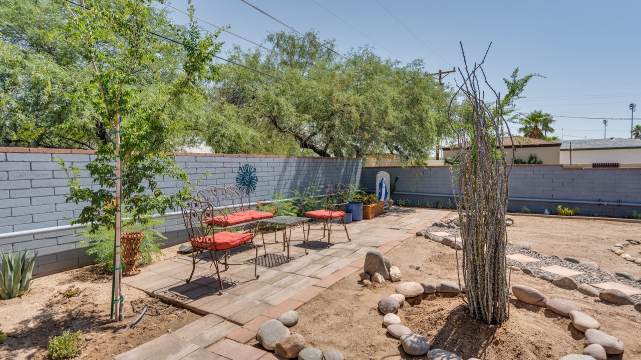 Photo of Patio Balcony in Poets Square