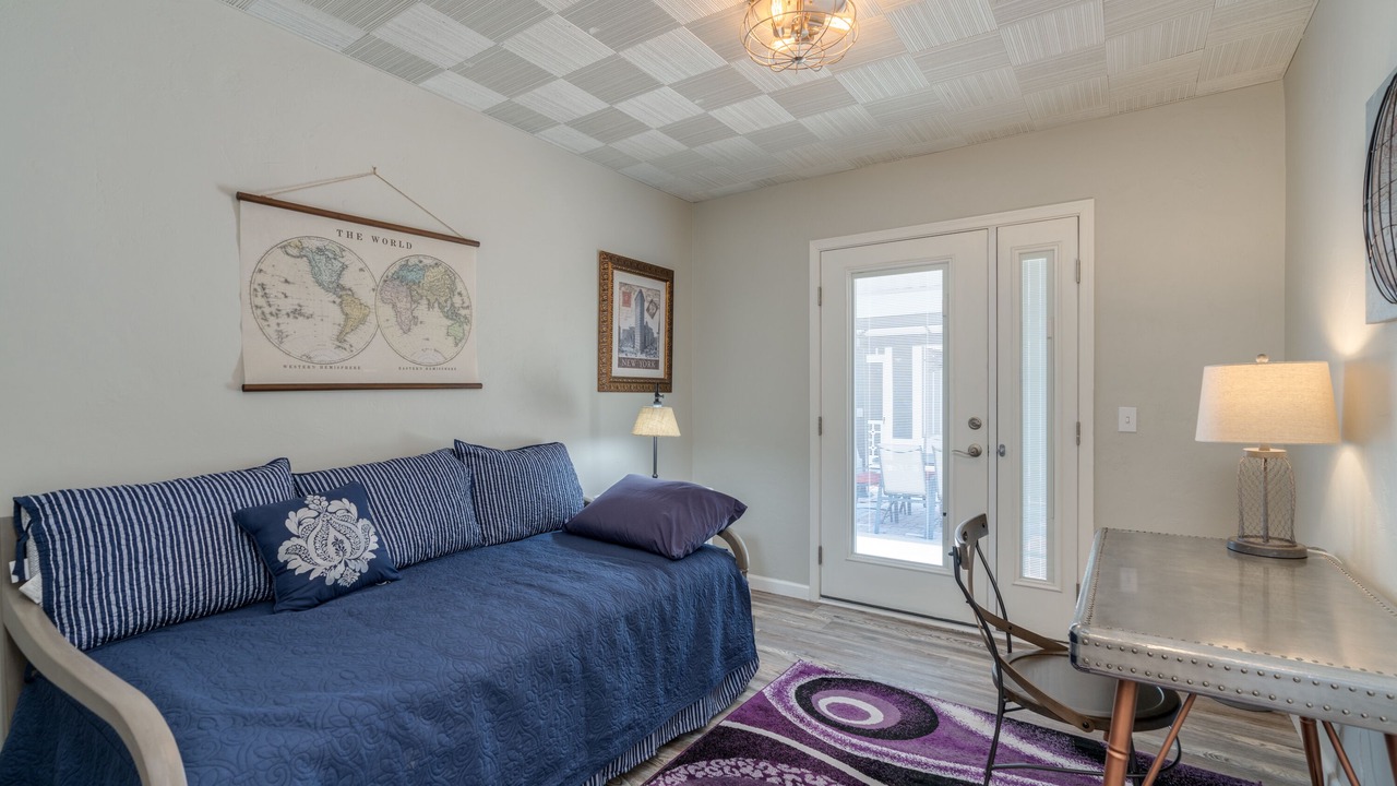 Photo of Livingroom in Poets Square