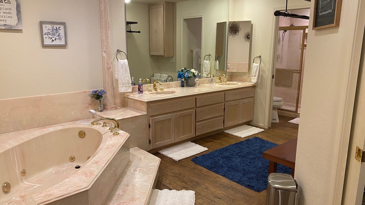 Photo of Bathroom in Strawberry