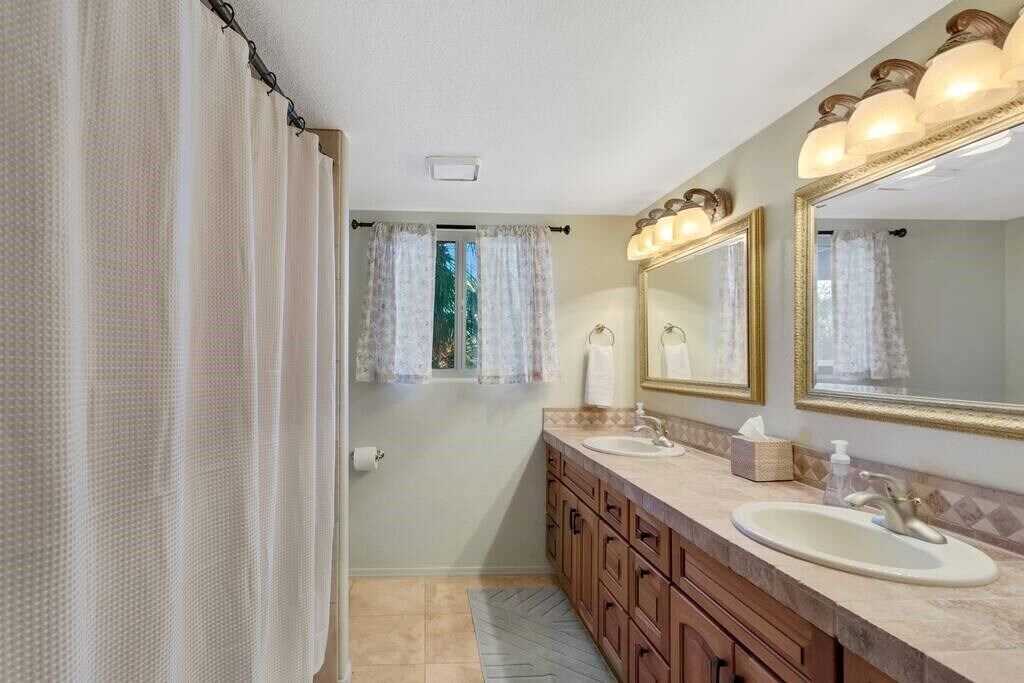 Photo of Bathroom in Shadow Hills