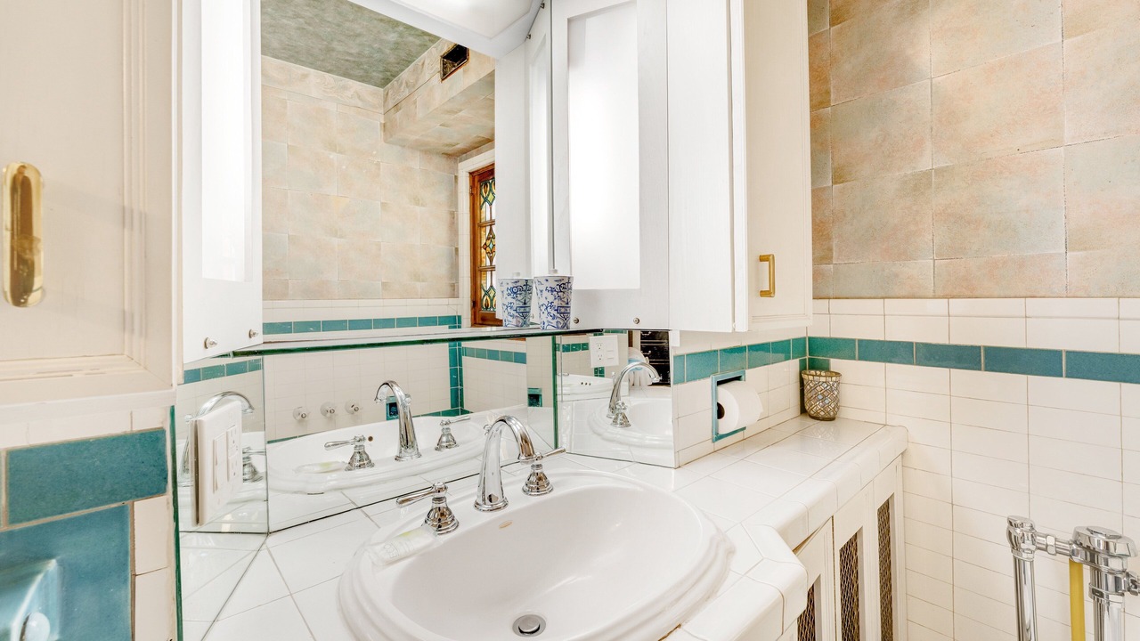 Photo of Bathroom in Los Olivos Historic District