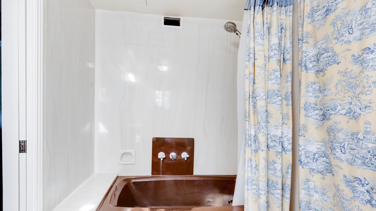 Photo of Bathroom in Los Olivos Historic District