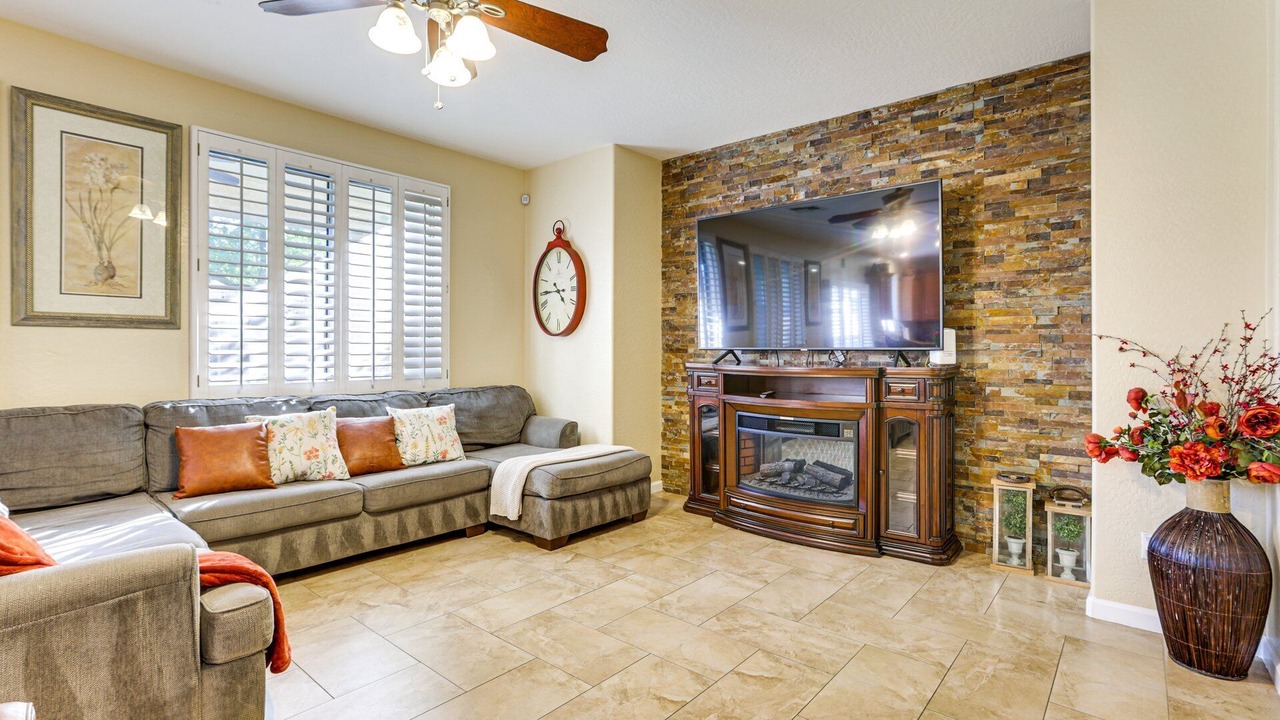 Photo of Livingroom in Camelback Plaza