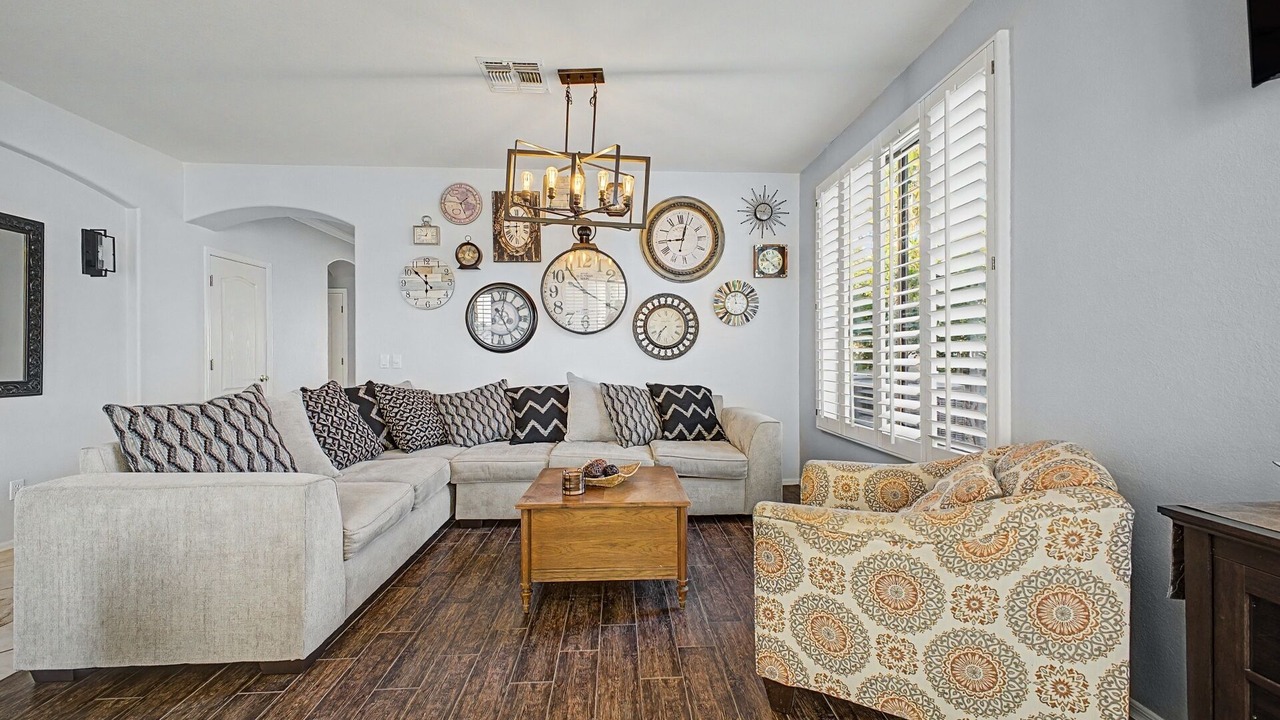 Photo of Livingroom in Foothills Club West