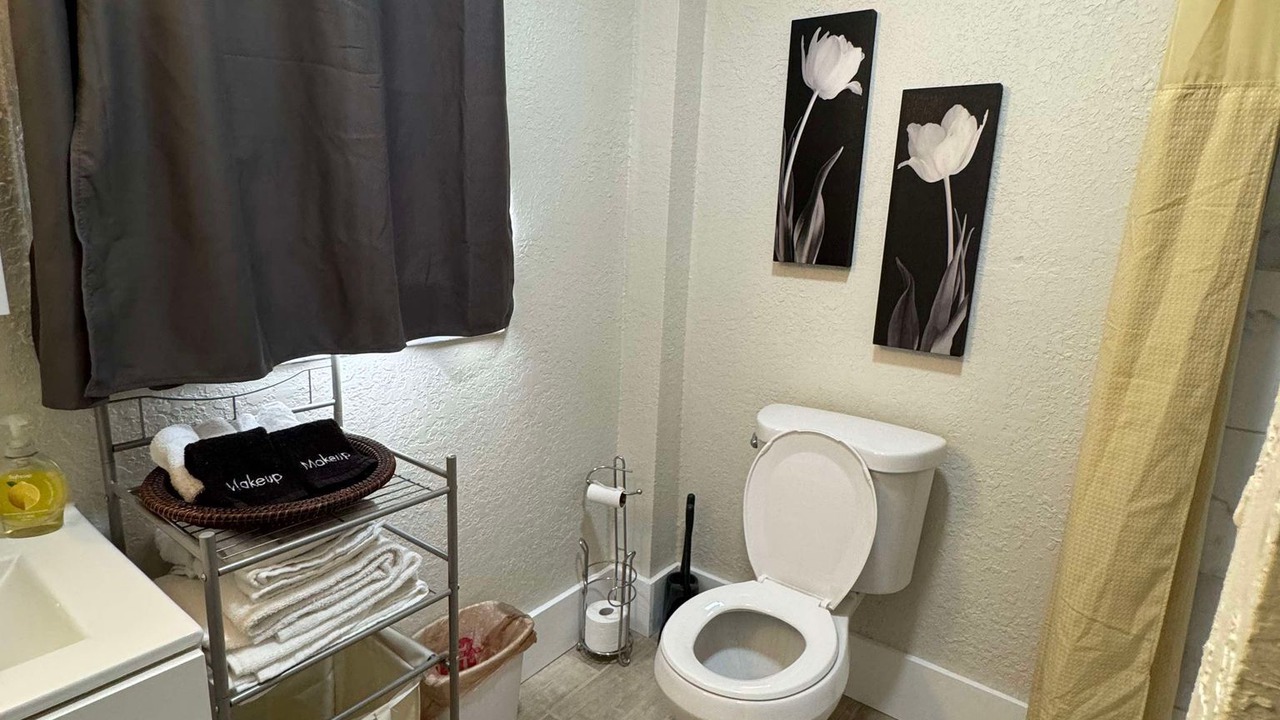 Photo of Bathroom in Globe