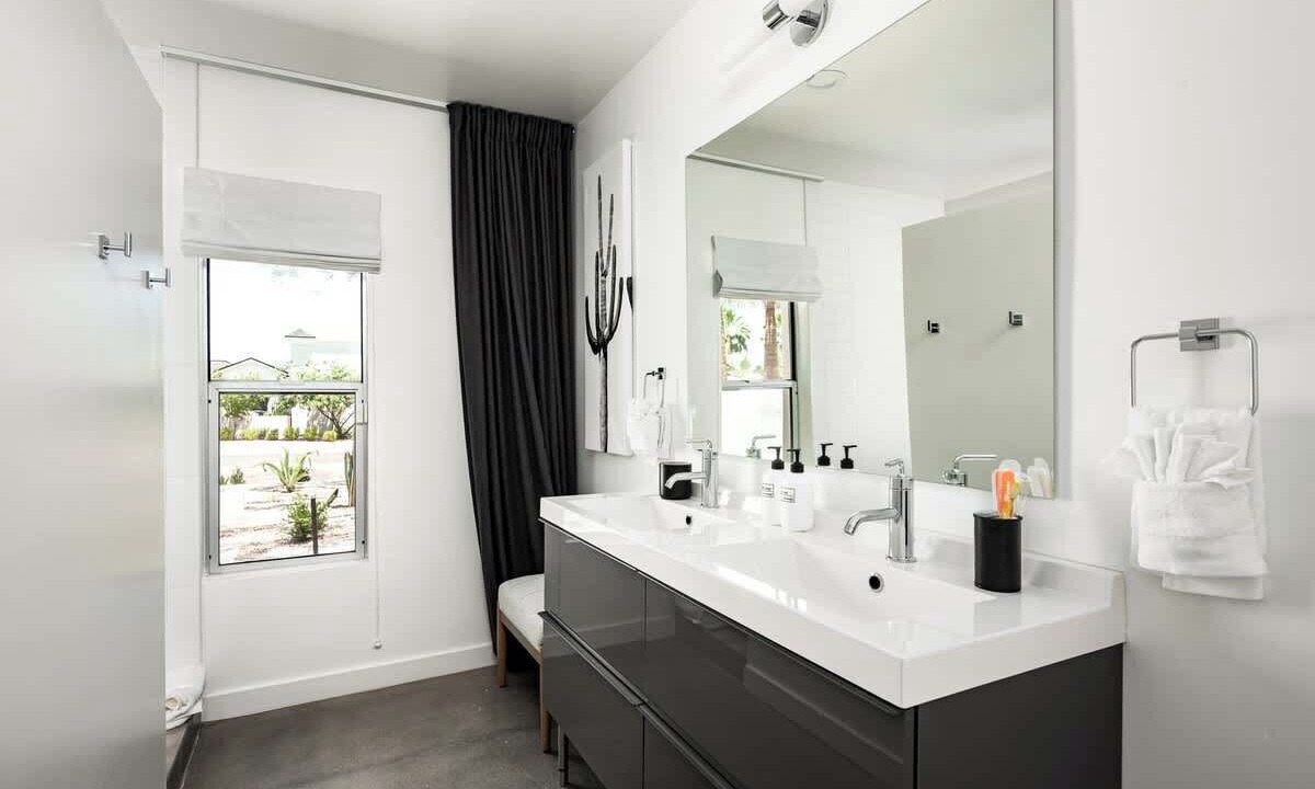 Photo of Bathroom in Fashion Square