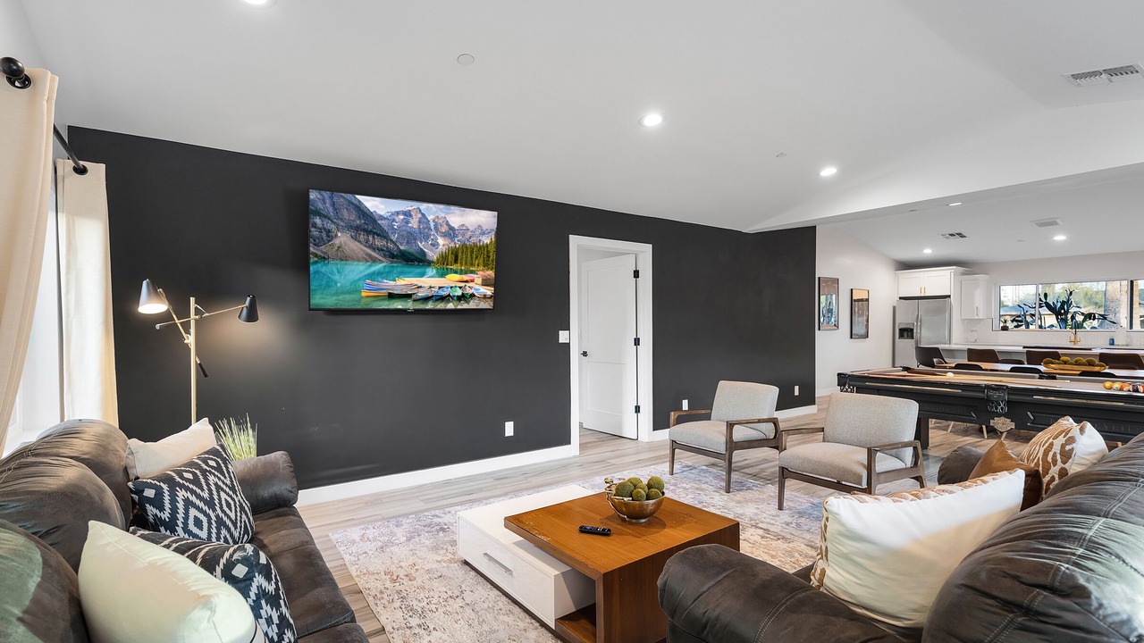 Photo of Livingroom in Entertainment District