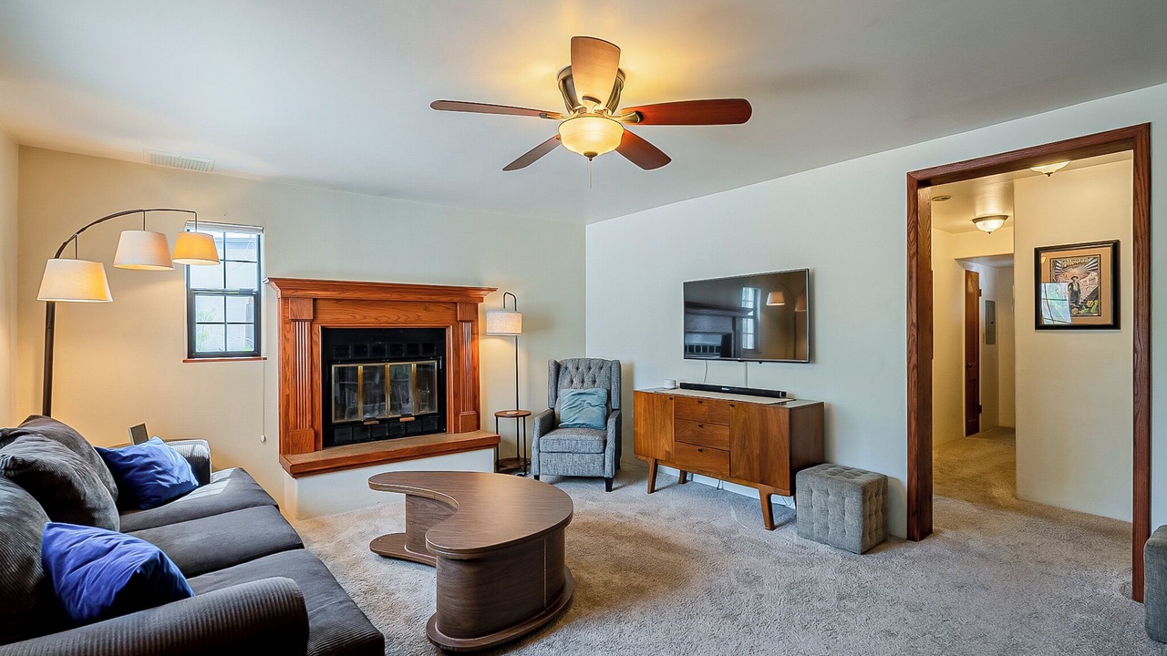 Photo of Livingroom in Blenman-Elm