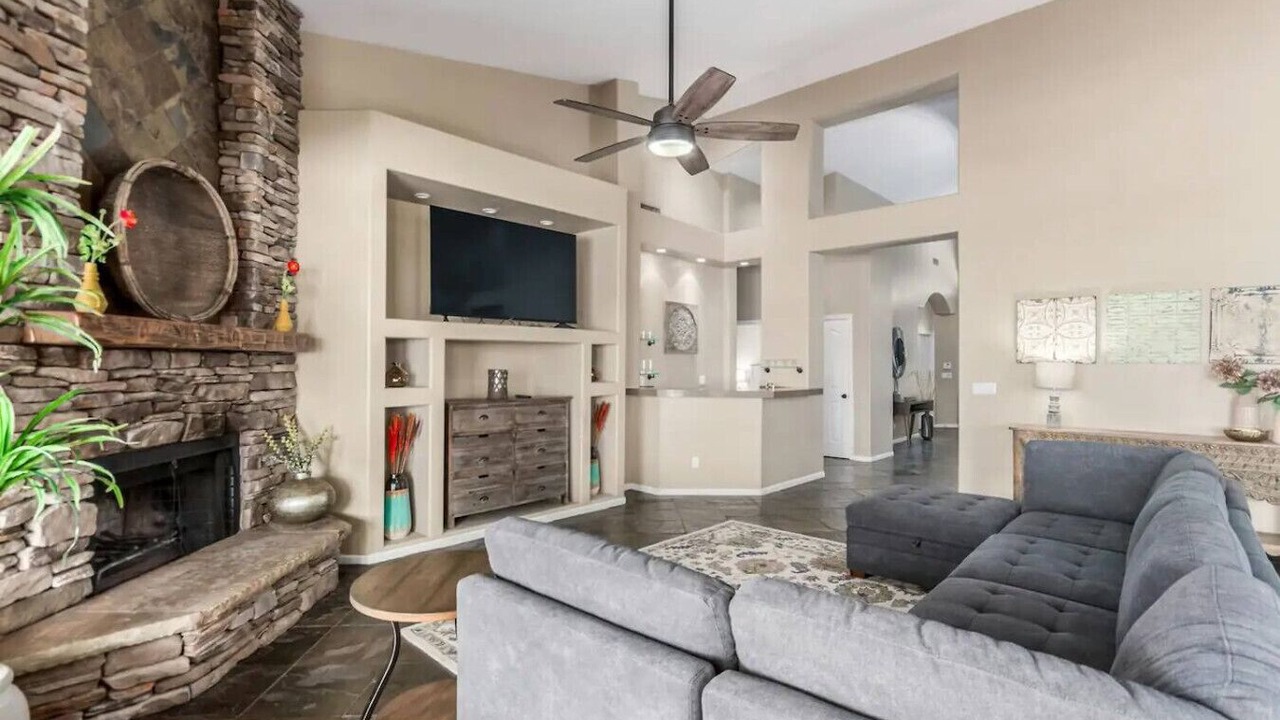 Photo of Livingroom in Foothills Club West