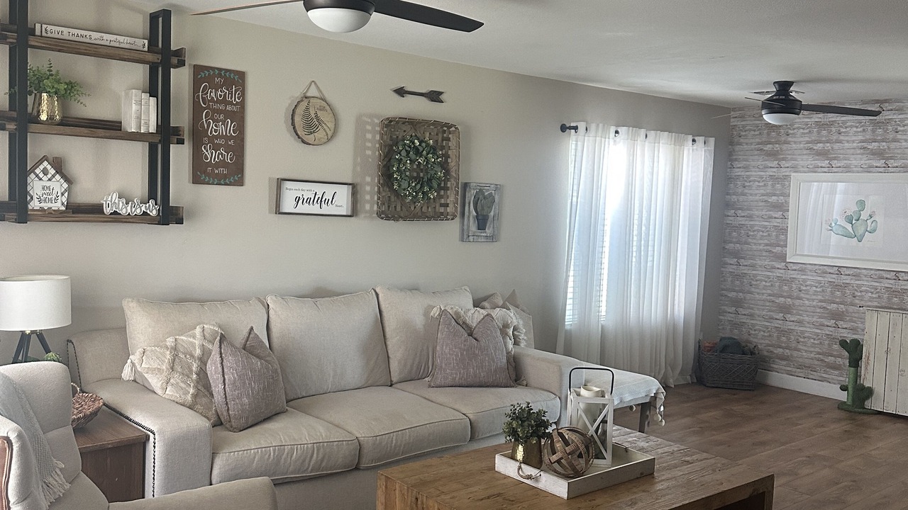 Photo of Livingroom in Dysart Ranch