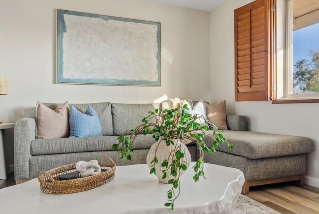 Photo of Livingroom in New Papago Parkway