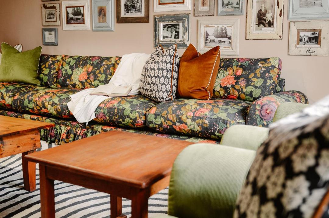 Photo of Livingroom in Curry's Post