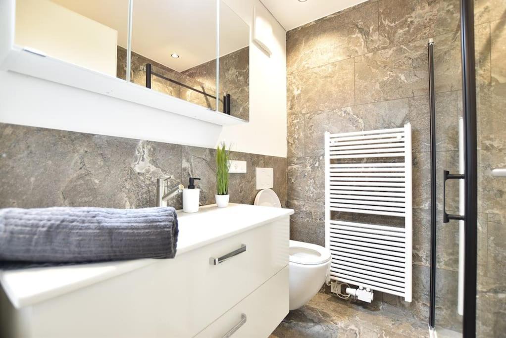 Photo of Bathroom in Plaus
