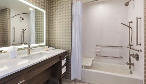Studio, 2 Queen Beds, Bathtub (Mobility & Hearing)