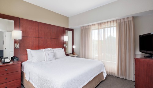 Suite, 2 Bedrooms (Mobility/Hearing Access, Roll-In Shwr)