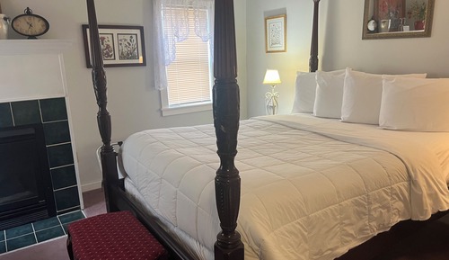 Monarch, 1 Queen Bed