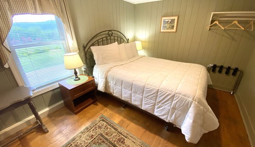 Room, 1 Queen Bed (Mendon Mountain)