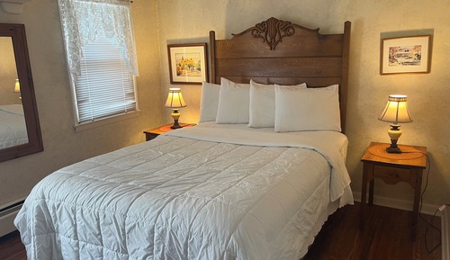Sugar Maple, 1 Queen Bed