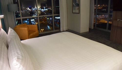 Standard Room, 1 King Bed (Airport View)