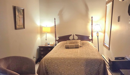 Deluxe Room, 1 Queen Bed, Non Smoking, Jetted Tub (2nd Floor)