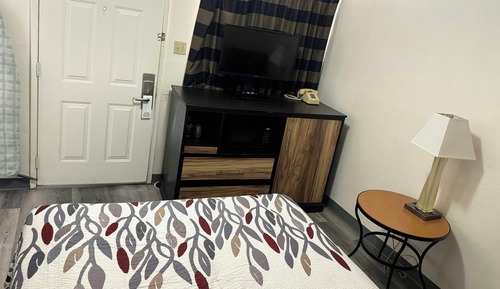 Room, 1 Queen Bed, Non Smoking, Refrigerator & Microwave
