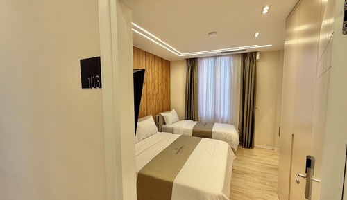 1 Double + 1 Single Bed